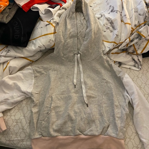 Forever 21 Tops - 🔴Forever 21 Grey w/Pastel Pink  Cropped Sweater